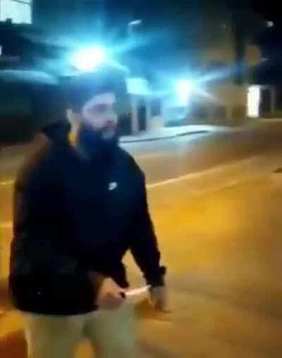 Homem aranha ensina como se livrar de uma facada.