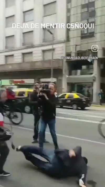 Mas violencia del kirchnerismo: C5N dice que el custodia de Macri los agredio, pero el video dice otra cosa...