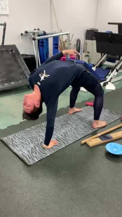 [Highlight] Soon to be Major Leaguer Yoshinobu Yamamoto and his flexibility training.