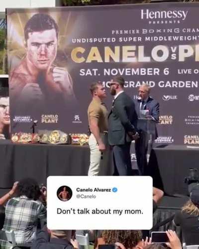 Ese wey tiene unos pinches reflejos, esquivó uno y le dio dos al otro en un abrir y cerrar de ojos