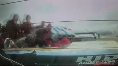 Hinchas de la 15 de Chevrolet arrojan papeles a la toma de aire de Werner en el TC