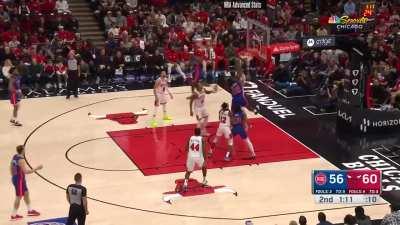 [Highlight] Isaiah Stewart puts Vucevic on a poster!