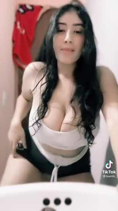 Cada vez enseña más y más