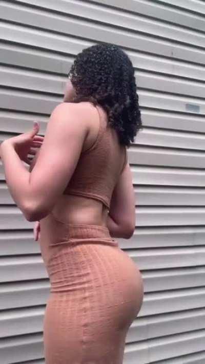 She be jigglin tf outta that thang