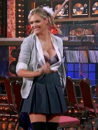 Kate Upton and her bouncy tits flashing her ass live on TV