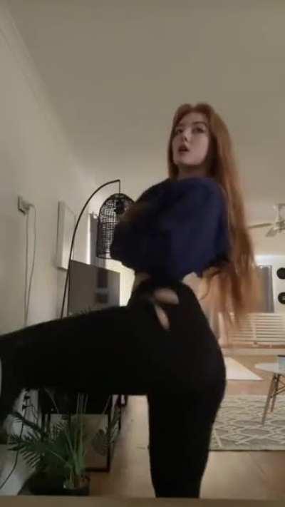 Beautiful redhead wiggles it 🤤