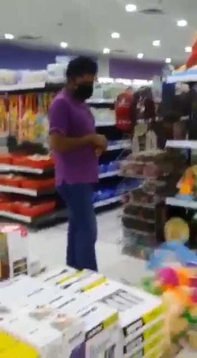 Muslim Women in Bahrain vandalishes idol of Ganesh. (Repost because first one got deleted)