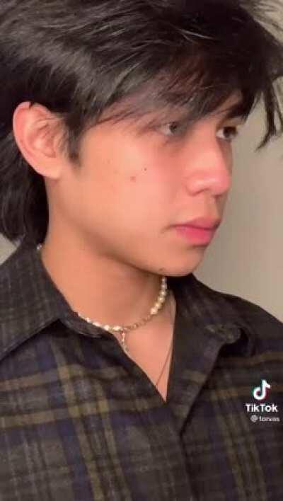 When he looked at me I looked away I deadass am embarassed of this video