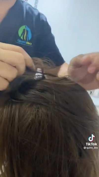 Michael Jackson fazendo quiropraxia capilar