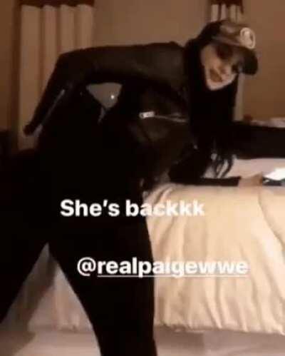Paige spanking that ass 🤤 💕