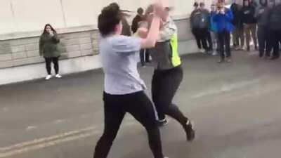 Street fight between 2 girls