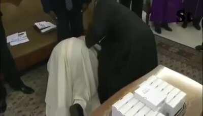 Снежок целует ноги негров