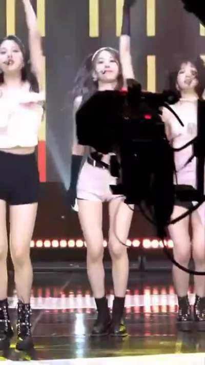 Sakura LESSERAFIM #piernas #legs #thighs #muslos #ass #culo #abs #tits #tetas #escote #cleavage #short #top