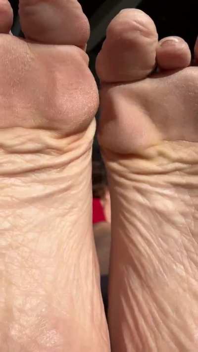 Neanderthal gal outside red light green light joi🚦