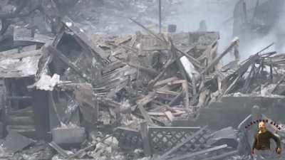 RU pov: Footage of a RU tank hitting an UA position in a house. Also shows UA soldiers evacuating wounded.