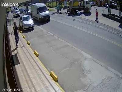 brutal encounter between bike and truck