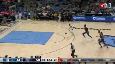 [Highlight] Jalen Brunson dunks on Jaren Jackson Jr. in transition