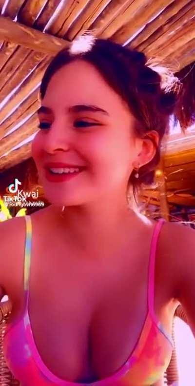 Sophia valverde e seus peitos 