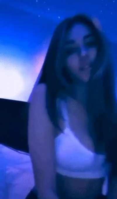 She literally has perfect tits🤤