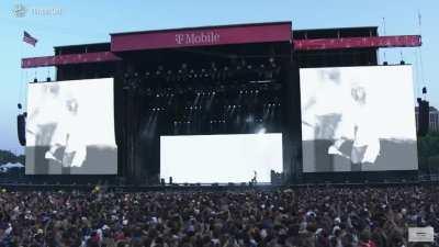 Yall remember the girl who got hit with a water bottle during Carti's set at Lollapalooza? I was rewatching the performance and I think I found the exact moment when that happened 💀💀