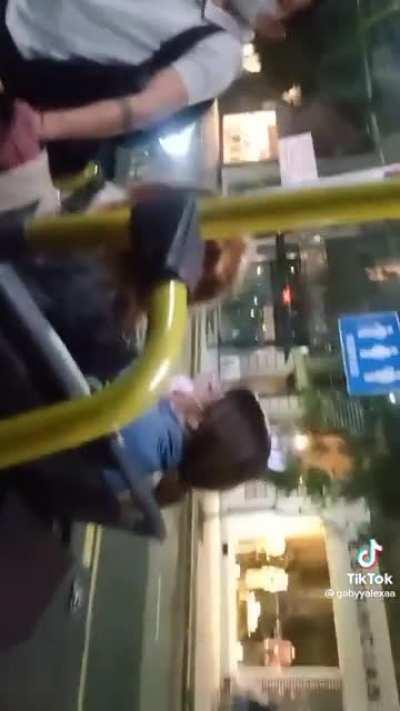 Insultos en el bondi, no pude conseguir el video completo.