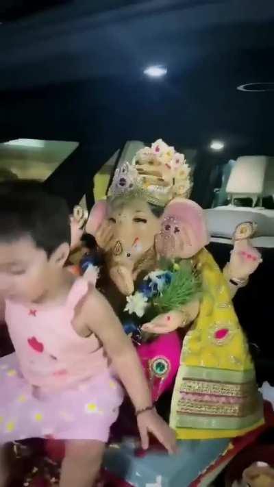 It's so cute how the kid doesn't want to leave Ganesh Ji for visarjan.