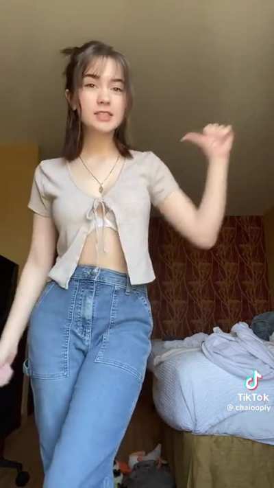 Bra peak and the turn at the end 😍