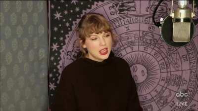 Taylor Accepting The AMA for Artist of the Year, Music Video, Female Artist – Pop/Rock