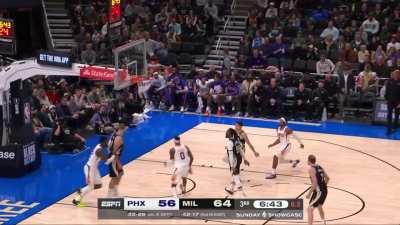 [Highlight] Chris Paul forced to throw up the three to beat the shot clock