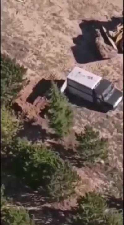 Dün çekildiği idda edilen videoya göre Sarayönü Belediyesi sokaktan topladığı köpekleri iş makinesi ile gömerken aralarından halen canlı olan bir köpek kaçıyor.