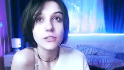 У вэбкамщицы подгорело, за весь стрим ей никто и рубля не задонатил)))