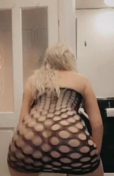 Do you like 1/2 🇹🇭 chicks with a tiny waist and phat booty? May I twerk on your dick? 🤭😈 [OC]