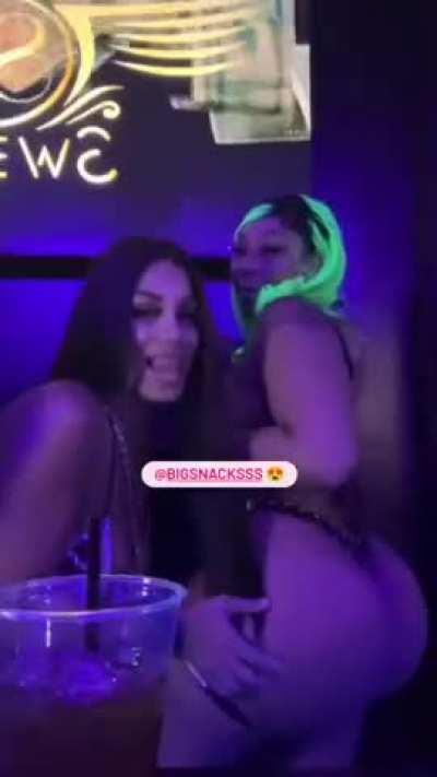 Strippers with titties and ass >