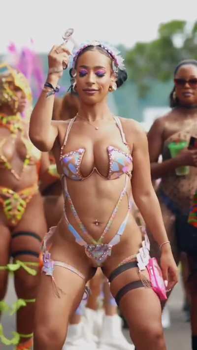 @takenfromthetropics #sophieeeeeeeIt was hot and soph was hawterrrrThe @kravetheband crew always bringing the extra sauce to the Carnival and it was no different in @xuvocarnival #lookmeinmeheyeswhenyuhwining