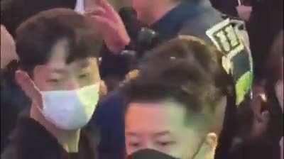 Footage of lone crowd controlling officer asking for cooperation at Deathly Halloween of Itaewon 2022.