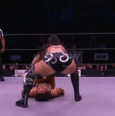 Kris Statlander booty