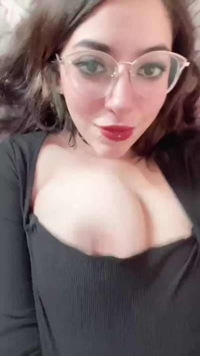 Bouncing her titty out while laying down 😍 (@Kittydanx)