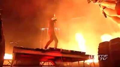 wtf skrillex covered tom york??!?!?!?!?!?!