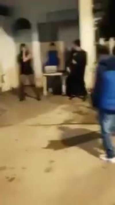 Gente, buenas tardes, tengo una duda sobre como se llama esa canción? Y si existe alguna playlist de spotify con techno de este estilo. Ojo con el baile del tío.