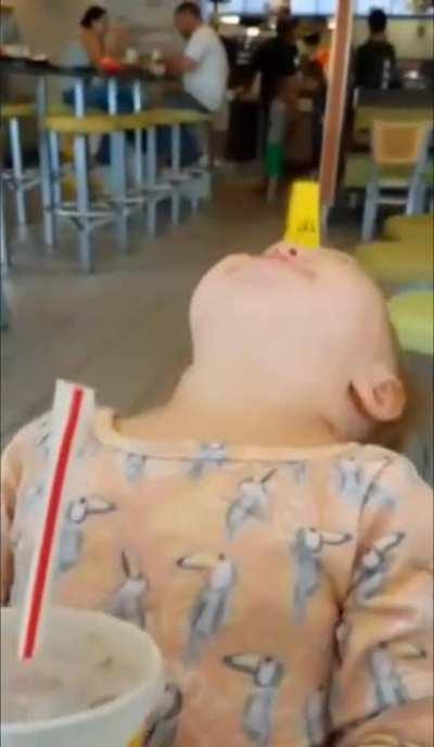 Cuando tomas Fernet con Coca por primera vez y tus amigos te lo preparan 50/50 para hacerte una joda... Pero te gusta como pega.