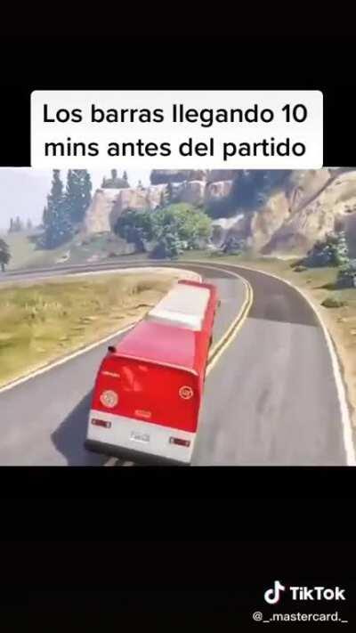 Los barras llegando 10 mins antes del partido