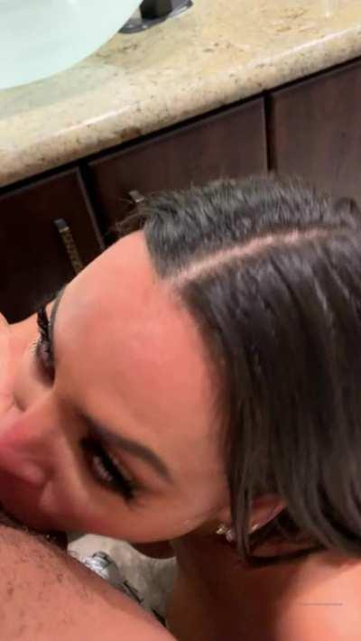 Queen giving amazing head