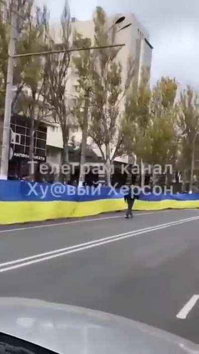 Kherson residents rolled out the huge blue and yellow Ukrainian flag - the one they came out to 