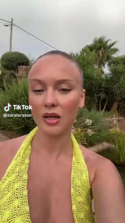 Zara teasing us with some HUGE cleavage! 🤤