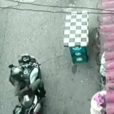 Ni en los policías se confían