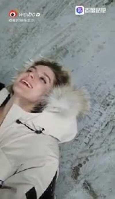 外国母人坐出租车不给钱竟然直接躺在地上