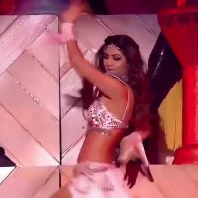 Shilpa Shetty such a milf that even children are enjoying