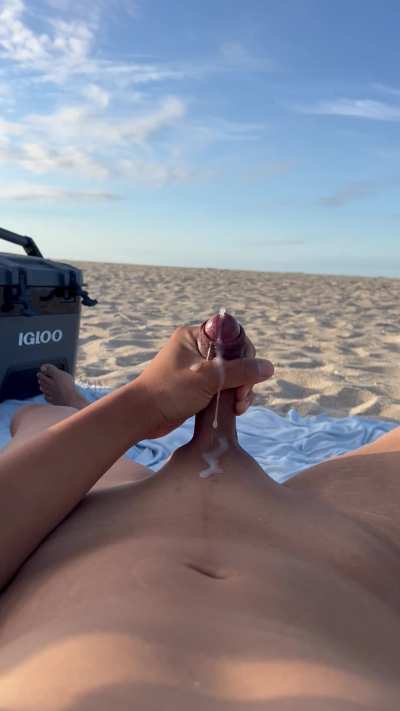 Cumming on a non nude beach 😈