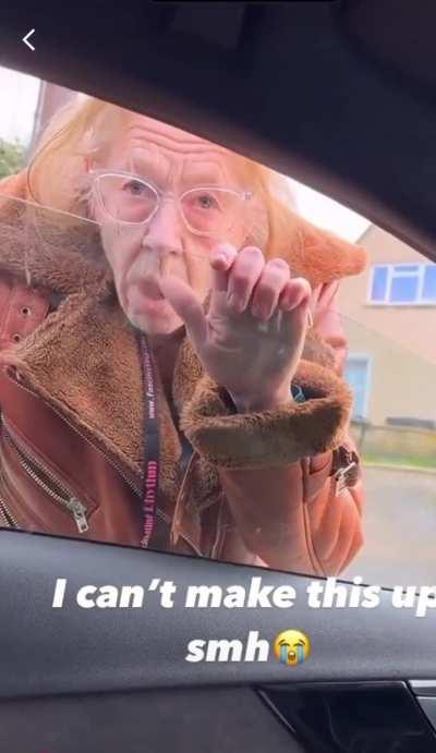 Lady Tries To Steal A Man’s Phone To Text Boyfriend In Zimbabwe | Turns Into A Demon 