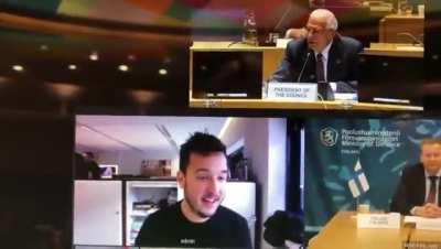 一名记者闯入了欧洲国防部长之间的秘密网上会议，只因丹麦国防部长把含有code的图片上传到推特了